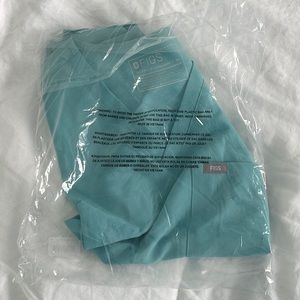 NWT figs scrub top catarina one pocket